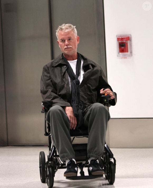 L'acteur a révélé son diagnostic il y a quelques mois.

Eric Dane a été aperçu arrivant à l'aéroport international de Los Angeles en fauteuil roulant, paraissant fragile après avoir annoncé son diagnostic de SLA. Photo par Backgrid USA / Bestimage