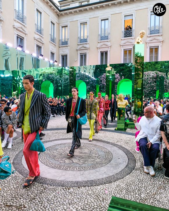 Aurélien Enthoven (fils de C. Bruni - chemise rouge et noire) au Défilé Versace "Collection Prêt-à-Porter Homme Printemps/Eté 2023" lors de la Fashion Week de Milan (MLFW), le 18 juin 2022.