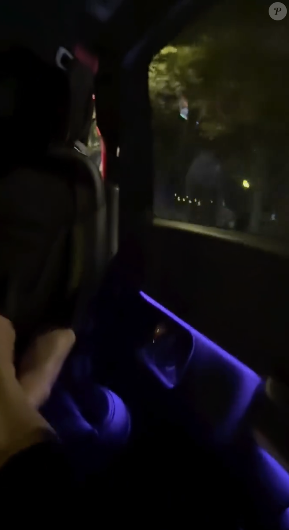 On l'aperçoit allongée sur son siège, les jambes croisées, profitant de sa soirée parisienne...

Capture d'écran de la vidéo publiée par Meghan Markle.