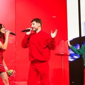 Bisou sur la joue, sourires, gestes tendres, le duo s'est montré particulièrement tactile et complice. 

Les Enfoirés 2025, TF1, 7 mars 2025