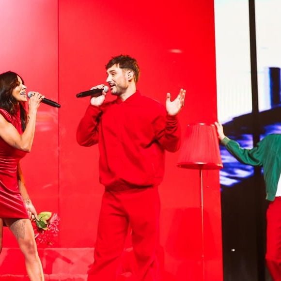 Bisou sur la joue, sourires, gestes tendres, le duo s'est montré particulièrement tactile et complice. 

Les Enfoirés 2025, TF1, 7 mars 2025