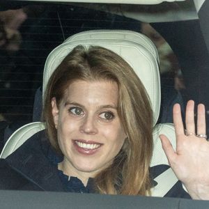 La princesse Béatrice salue la foule à son arrivée au déjeuner de Noël auquel le père, le prince Andrew, n'a pas participé. Palais de Buckingham, Londres, Royaume-Uni, 19 décembre 2024. Photo by Paul Edwards/The Sun/News Licensing/ABACAPRESS.COM