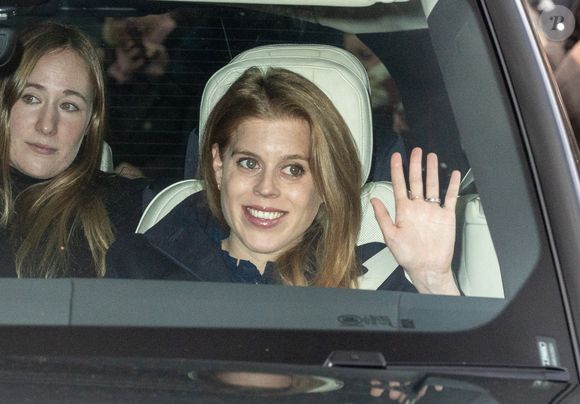 La princesse Béatrice salue la foule à son arrivée au déjeuner de Noël auquel le père, le prince Andrew, n'a pas participé. Palais de Buckingham, Londres, Royaume-Uni, 19 décembre 2024. Photo by Paul Edwards/The Sun/News Licensing/ABACAPRESS.COM