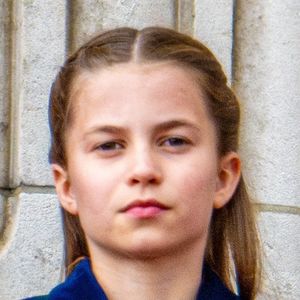 Charlotte a tout de l'enfant parfait 

La princesse Charlotte de Galles - La famille royale britannique assiste aux célébrations du 80ème anniversaire de la fin de la Seconde guerre mondiale (VE Day) à Londres Backgrid USA / Bestimage