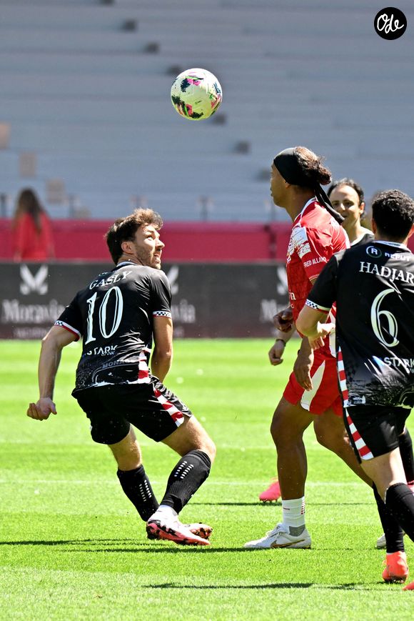 Pierre Gasly et Ronaldinho lors du match de football caritatif au stade Louis II de Monaco opposant les Barbagiuans aux pilotes de l'équipe Nazionale Piloti dans le cadre de la "Racing Stars Football Cup" le 3 juin 2026.
Depuis 35 ans, des pilotes automobiles participent chaque année à un match de football caritatif organisé à Monaco. Ce " match des pilotes " a accueilli tous les plus grands de la Formule 1, y compris Michael Schumacher. En 2025, une nouvelle mouture a vu le jour, la Racing Stars Football Cup, sous la houlette de Louis Ducruet, le fils de la princesse Stéphanie. Ce 3 juin 2026, avait lieu la deuxième édition de l'événement caritatif, organisé au profit de deux associations.
Les fonds récoltés lors de l'événement seront reversés à deux associations. La première est " Mercy Ships ", qui déploie des navires-hôpitaux afin d'offrir des soins chirurgicaux gratuits en Afrique. La seconde association est " Les Soins de l'espoir ", qui est engagée auprès d'enfants et d'adultes défavorisés en Asie du Sud-Est, notamment au Vietnam.
Les Barbagiuans ont remporté le match 6 - 2

© Bruno Bebert / Bestimage