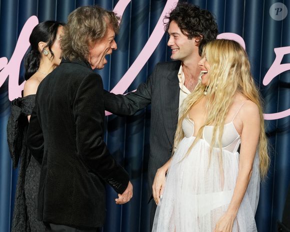 Mick Jagger, Sienna Miller (enceinte) et Oli Green assistent à la soirée The Fashion Awards 2025 présentée par Pandora au Royal Albert Hall le 1er décembre 2025 à Londres, Angleterre. Le 1er décembre 2025. © Lucia Sabatelli / Bestimage