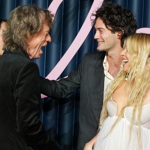 Mick Jagger, Sienna Miller (enceinte) et Oli Green assistent à la soirée The Fashion Awards 2025 présentée par Pandora au Royal Albert Hall le 1er décembre 2025 à Londres, Angleterre. Le 1er décembre 2025. © Lucia Sabatelli / Bestimage