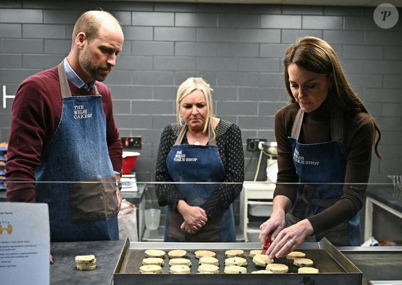 Le prince William, prince de Galles, et Catherine (Kate) Middleton, princesse de Galles, préparent des gâteaux gallois au Welsh Cake Shop à Pontypridd, le 26 février 2025. 
Julien Burton / Bestimage