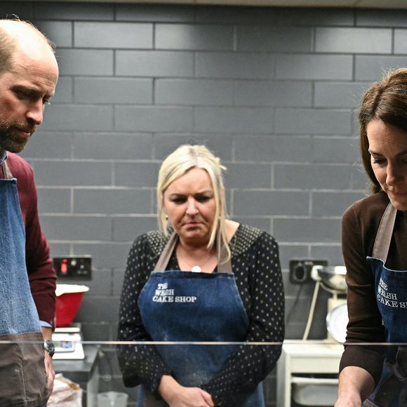Le prince William, prince de Galles, et Catherine (Kate) Middleton, princesse de Galles, préparent des gâteaux gallois au Welsh Cake Shop à Pontypridd, le 26 février 2025. 
Julien Burton / Bestimage