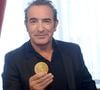 Julien Vossough, Cedric Kerguillec et Tina Morel, qu'il surnomme "LA FAMILLE" y sont à l'honneur.

Jean Dujardin reçoit la Médaille de Reconnaissance de la Ville de Bruxelles, à la veille de la diffusion de la nouvelle série "Zorro" sur RTL-TVI, le 28 novembre 2024. Aux côtés de Delphine Houba, Échevine de la Culture, Philippe Close, bourgmestre de Bruxelles, a déclaré à propos de l'acteur français, "Depuis plusieurs années, Jean Dujardin entretient un lien fort avec notre capitale, qu'il a souvent choisie pour le tournage et la présentation en avant-première de ses films. Parce qu’il exprime régulièrement son amour pour notre ville, notre culture, notre atmosphère chaleureuse et notre diversité unique au monde, cette reconnaissance est pour nous un beau symbole". À cette occasion, le célèbre Manneken-Pis, a revêtu son costume de Zorro, en hommage au personnage de 1919 que Jean Dujardin interprète dans la nouvelle mouture. 

Photo : Photonews / Bestimage