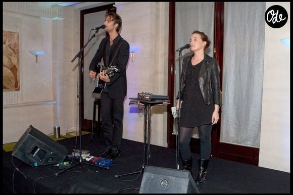 Mais le fils de Jean-Michel Jarre a d'abord commencé sa carrière dans la musique.

Concert du groupe "The Two" compose d'Ara Starck, fille de Philippe Starck et David Jarre, fils de Jean-Michel (et de Charlotte Rampling). © LIONEL URMAN  / BESTIMAGE