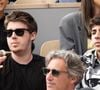 "Ils sont restés en très bon contact mais je suis passé de maison à maison depuis tout petit et la seule constante dans ma vie, c'était lui", a-t-il confié.

Oscar et Leon Bruel dans les tribunes lors des Internationaux de France de Tennis de Roland Garros 2025. Paris,

© Jacovides / Moreau / Bestimage