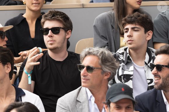 "Ils sont restés en très bon contact mais je suis passé de maison à maison depuis tout petit et la seule constante dans ma vie, c'était lui", a-t-il confié.

Oscar et Leon Bruel dans les tribunes lors des Internationaux de France de Tennis de Roland Garros 2025. Paris,

© Jacovides / Moreau / Bestimage