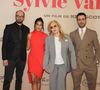 Pour l'occasion, l'épouse de Tahar Rahim a choisi une magnifique robe orange asymétrique assortie d'escarpins nude à strass signés Maison Margiela et Christian Louboutin.
Ken Scott, Leila Bekhti, Sylvie Vartan et Jonathan Cohen - Avant-première du film "Ma Mère, Dieu et Sylvie Vartan" au cinéma Pathé Palace à Paris le 17 mars 2025. © Coadic Guirec/Bestimage
