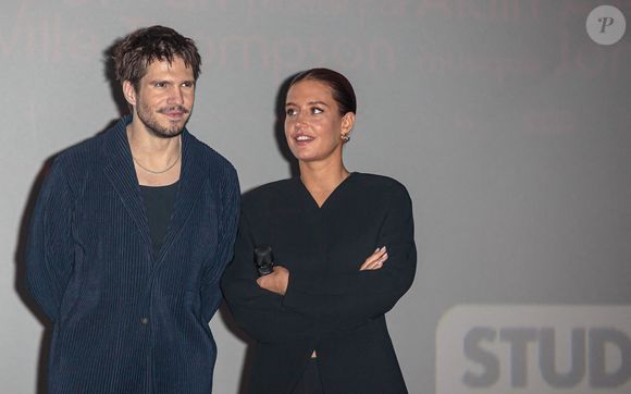 C'est aussi des moments de vie en coulisses.

François Civil, Adèle Exarchopoulos - Avant-première du film "L'amour Ouf" au Kinepolis de Lomme près de Lille le 13 octobre 2024. © Stéphane Vansteenkiste/Bestimage