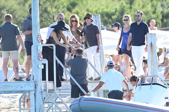 Jeff Bezos et sa femme Lauren Sanchez au Club 55 sur la plage de Pampelonne à Saint-Tropez (Ramatuelle), Côte d'Azur, France, le 22 juillet 2025. © Bestimage