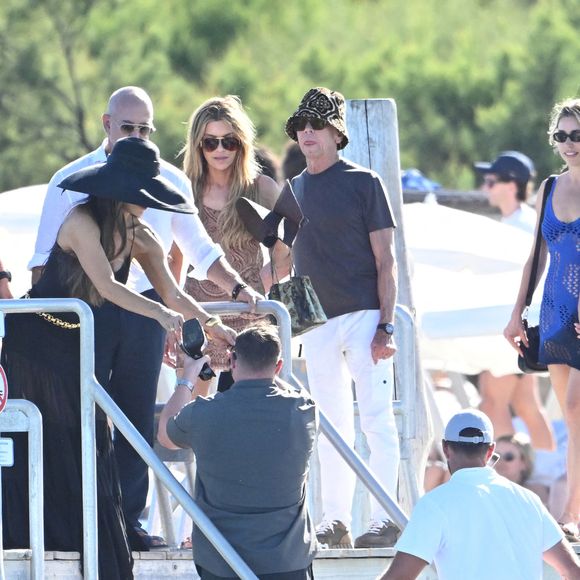 Jeff Bezos et sa femme Lauren Sanchez au Club 55 sur la plage de Pampelonne à Saint-Tropez (Ramatuelle), Côte d'Azur, France, le 22 juillet 2025. © Bestimage