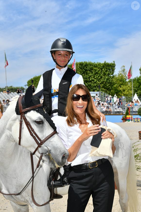 Giulia Sarkozy sur Valentine et sa mère Carla Bruni lors de la coupe Kids Cup L'Envol lors du Longines Paris Eiffel Jumping le 20 juin 2025

© Perusseau / Veeren / Bestimage