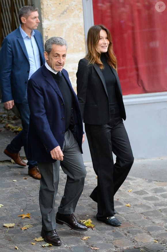 Nicolas Sarkozy et Carla Bruni sortent de leur son domicile pour aller à la prison de La Santé à Paris, le 21 octobre 2025.

Photo : Agence / Bestimage