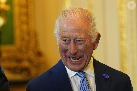 Le roi Charles III regarde les objets exposés lors d'une visite de l'exposition Royal Collection, dans le Green Drawing Room du château de Windsor, Berkshire, le premier jour de la deuxième visite d'État du président américain Donald Trump au Royaume-Uni.  17 septembre 2025. Photo by Aaron Chown/PA Wire/ABACAPRESS.COM