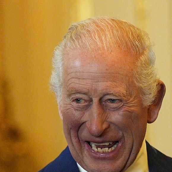 Le roi Charles III regarde les objets exposés lors d'une visite de l'exposition Royal Collection, dans le Green Drawing Room du château de Windsor, Berkshire, le premier jour de la deuxième visite d'État du président américain Donald Trump au Royaume-Uni.  17 septembre 2025. Photo by Aaron Chown/PA Wire/ABACAPRESS.COM