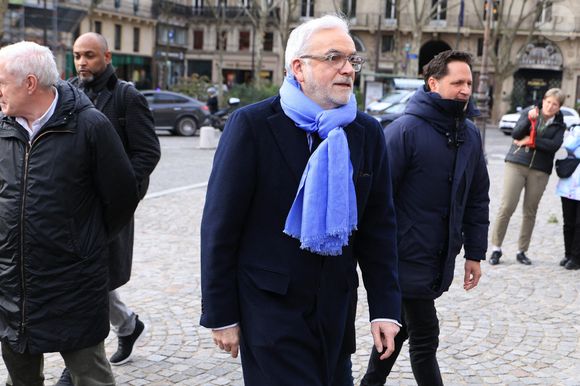 Pascal Praud arrive à la cérémonie funéraire de Rolland Courbis à l'église de la Madeleine à Paris, France, le 14 janvier 2026. Rolland Courbis, ancien footballeur français, entraîneur et commentateur médiatique au franc-parler, est décédé à l'âge de 72 ans. Photo par Jerome Domine/ABACAPRESS.COM
