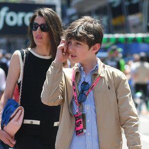 Paré d'un bel ensemble beige associé à une très chic chemise bleu en plus de ses lunettes de soleil, l'ex-beau fils de Dimitri Rassam a pris plaisir a découvrir les différents stands, 

Charlotte Casiraghi et son fils Raphael Elmaleh - lors du Grand Prix de Formule 1 (F1) Tag Heuer de Monaco le 25 mai 2025. © Lionel Urman/Bestimage