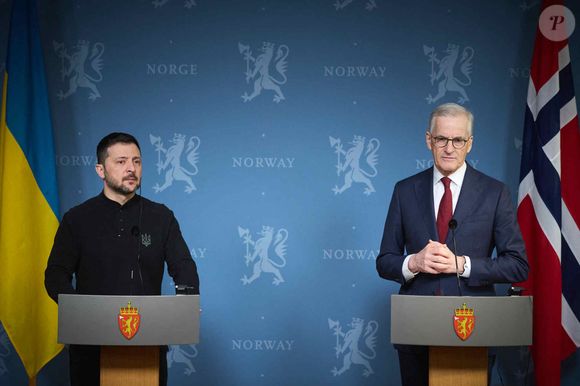 Le président ukrainien Volodymyr Zelensky reçu par Jonas Gahr Støre, Premier ministre norvégien, lors de sa visite officielle en Norvège, le 20 mars 2025 à Oslo.