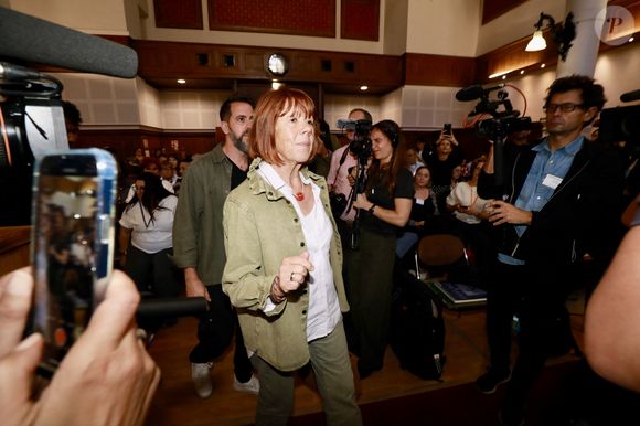 Gisèle Pelicot et son fils Florian Pelicot - Procès en appel de l'affaire du viol de Mazan au palais de justice de Nîmes, le 7 octobre 2025. © Franz Chavaroche / Bestimage