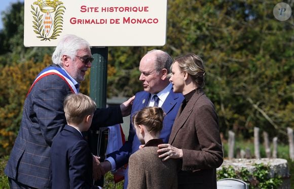 Jacques et Gabriella, les jumeaux du prince Albert et de Charlene de Monaco, se sont rendus en Bretagne le 9 avril dernier avec leurs parents
Hervé Van Praag, maire de Plévenon, Le prince Albert II de Monaco, La princesse Charlène de Monaco, Le prince Jacques de Monaco, marquis des Baux, La princesse Gabriella de Monaco, comtesse de Carladès lors d'une visite à Plévenon, Côtes-d'Armor le 9 avril 2025.

© Dominique Jacovides / Bestimage