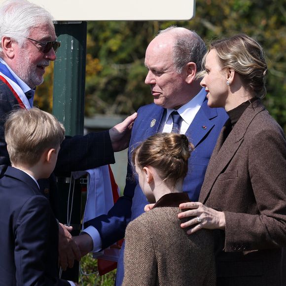 Jacques et Gabriella, les jumeaux du prince Albert et de Charlene de Monaco, se sont rendus en Bretagne le 9 avril dernier avec leurs parents
Hervé Van Praag, maire de Plévenon, Le prince Albert II de Monaco, La princesse Charlène de Monaco, Le prince Jacques de Monaco, marquis des Baux, La princesse Gabriella de Monaco, comtesse de Carladès lors d'une visite à Plévenon, Côtes-d'Armor le 9 avril 2025.

© Dominique Jacovides / Bestimage