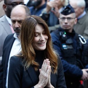 Carla Bruni - La famille et les soutiens de Nicolas Sarkozy se sont réunis devant son domicile le jour de son incarcération à la prison de la Santé à Paris le 21 octobre 2025. © Moreau / Jacovides / Bestimage