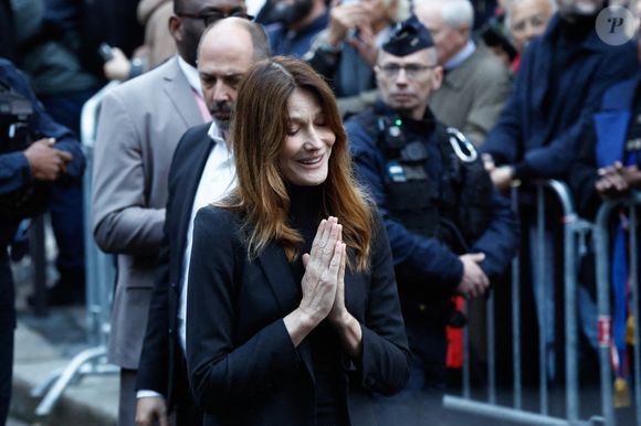 Carla Bruni - La famille et les soutiens de Nicolas Sarkozy se sont réunis devant son domicile le jour de son incarcération à la prison de la Santé à Paris le 21 octobre 2025. © Moreau / Jacovides / Bestimage