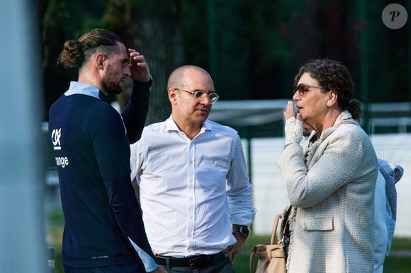 Véronique Rabiot et Adrien Rabiot lors de l'entraînement des joueurs de l'équipe de France de football au centre de formation et centre National du Football de Clairefontaine-en-Yvelines, France, le 2 juin 2025.

© Baptiste Autissier/Psnewz/Bestimage