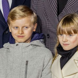 Le prince Albert II de Monaco et la princesse Charlène, avec leurs enfants, les jumeaux princiers, Jacques et Gabriella, ont donné le coup d'envoi des illuminations de la SBM, sur la Place du Casino de Monaco, le 30 novembre 2024. © Olivier Huitel/Pool Monaco/Bestimage
