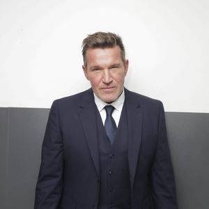 Sur place, les équipes lui ont alors recousu les doigts.

Exclusif - Benjamin Castaldi, en backstage de l’émission « TPMP » La dernière sur C8,  présentée par C.Hanouna et diffusée en direct sur C8, Paris, France, le 27 fevrier 2025. © Jack Tribeca / Bestimage