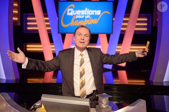 L'ex-animateur de "Question pour un champion" (qui fête son anniversaire ce mardi) a trouvé la bonne technique pour rester en contact avec ses fans. 

Julien Lepers sur le plateau de Questions Pour Un Champion en 2015. Photo by Pascal Baril/ABACAPRESS.COM