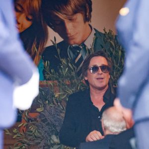 "Je n'ai pas envie d'être 'peopolisé'", a affirmé Thomas Dutronc manifestement inspiré par ses célèbre géniteurs. 

Thomas Dutronc - Sortie des obsèques de l'auteure-compositrice-interprète et actrice française Françoise Hardy au crématorium du cimetière du Père-Lachaise à Paris, France, le 20 juin 2024. © Jacovides-Moreau/Bestimage