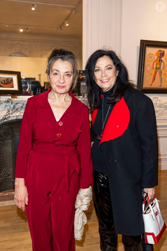 Exclusif - Sylvana Lorenz et Catherine Ringer - Vente des oeuvres de l'artiste Sam Ringer, père de la chanteuse Catherine Ringer, à Paris chez Bonhams Cornette de Saint-Cyr le 23 mars 2023.
© Pierre Perusseau / Bestimage