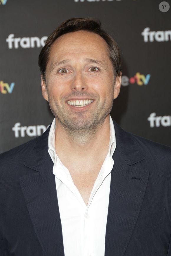 Mais un accord a été trouvé avec sa direction.

Cédric Beaudou au photocall de la conférence de presse de rentrée de France Télévisions à Paris, France, le 4 septembre 2024. © Coadic Guirec/Bestimage