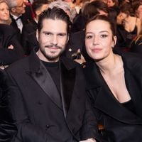 Adèle Exarchopoulos et François Civil : les amoureux débarquent à Cannes stylés et détendus, une apparition remarquée !