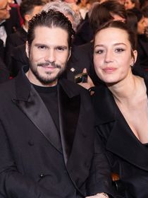 Adèle Exarchopoulos et François Civil : les amoureux débarquent à Cannes stylés et détendus, une apparition remarquée !