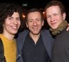 Frappé par la ressemblance troublante entre père et fils, celui-ci l'avait choisi pour incarner son papa lorsqu'il était plus jeune. 

Dany Boon et ses fils Mehdi et Noé - Avant-première du film "La Vie pour de vrai" au cinéma Pathé Wepler à Paris le 18 avril 2023. © Bertrand Rindoff / Bestimage