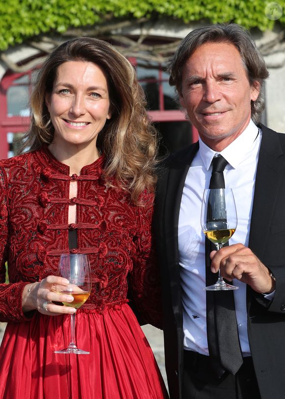 Anne-Claire Coudray et son compagnon Nicolas Vix lors de la fête de la fleur et l'intronisation de personnalités commandeurs et ambassadeurs par la Commanderie du Bontemps au Château Smith Haut Lafitte à Martillac le 27 avril 2023.

© Fabien Cottereau / Patrick Bernard / Bestimage