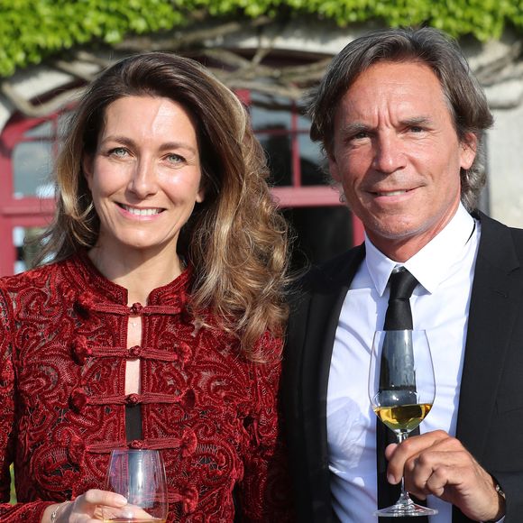 Anne-Claire Coudray et son compagnon Nicolas Vix lors de la fête de la fleur et l'intronisation de personnalités commandeurs et ambassadeurs par la Commanderie du Bontemps au Château Smith Haut Lafitte à Martillac le 27 avril 2023.

© Fabien Cottereau / Patrick Bernard / Bestimage