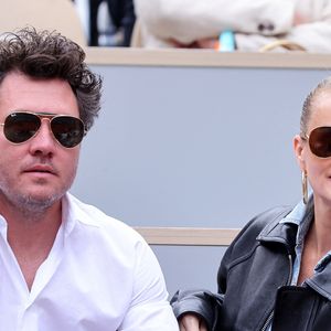 Laeticia Hallyday et son compagnon Frédéric Suant dans les tribunes lors des Internationaux de France de Tennis de Roland Garros 2025. Paris, le 26 mai 2025. © Jacovides-Moreau/Bestimage