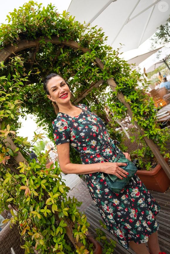 Elle y revient brièvement sur un accident survenu à ses 17 ans : une chute d’un 4x4.

Exclusif - Helena Noguerra - Soirée en collaboration avec la marque de Rhum de JoeyStarr « Carnival » au restaurant Neptune à Monaco lors du 64ème Festival de Télévision de Monte Carlo le 14 juin 2025.
© Pierre Perusseau / Osuna / Bestimage