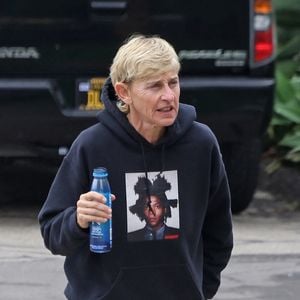 Ellen Degeneres à Montecito avec un vêtement Basquiat ©Backgrid USA / Bestimage