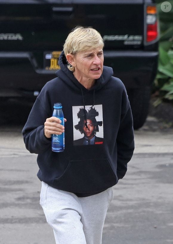 Ellen Degeneres à Montecito avec un vêtement Basquiat ©Backgrid USA / Bestimage