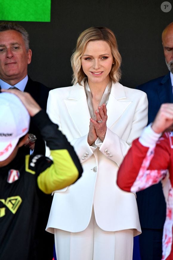 Le prince Albert II de Monaco et la princesse Charlene ont remis les prix du Monaco E-Prix Round 10, entouré par Alejandro Agag, fondateur et président de Formula E, Michel Boéri, le président de l'Automobile Club de Monaco, Alberto Longo, le co-fondateur de la Formula-E, Christophe Mirmand, le ministre d'Etat de la Principauté, et Jeff Dodds, le PDG de la Formula E, durant le Monaco E-Prix 2026, Round 10, le 17 mai 2026. Olivier Rowland, au volant de sa Nissan E-4DRCE 05 a remporté la course devanrt Felipe Drugovich, pilotant une Porsche, suivi par Antonio Felix Da Costa au volant d'une Jaguar I Type 7. © Bruno Bebert / Bestimage